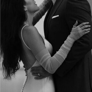 Mesh Pleated Bridal Gloves/Sleeves. Ivory, size small. Fingerless